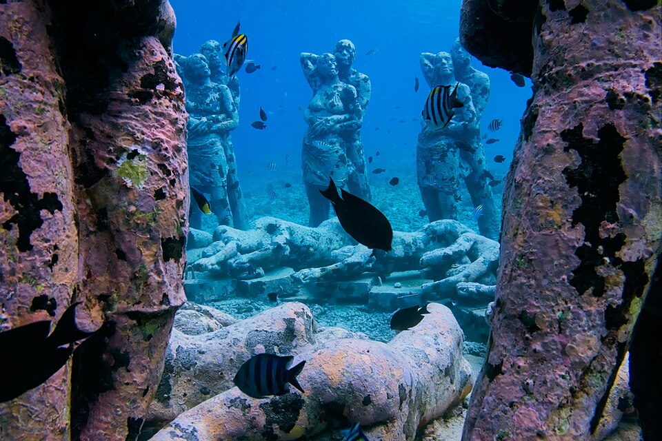 Patung bawah laut The Nest di Gili Meno